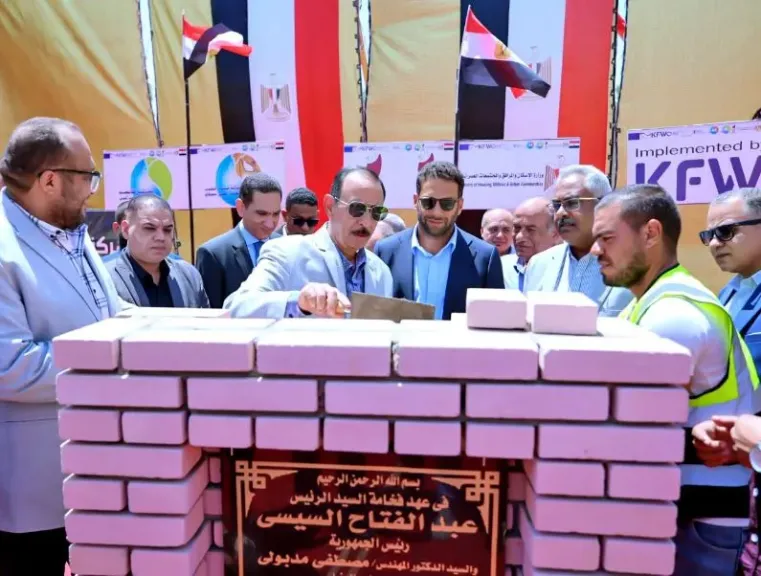 محافظ سوهاج يضع حجر الأساس لمشروع توسعات محطة صرف صحي رقم 4