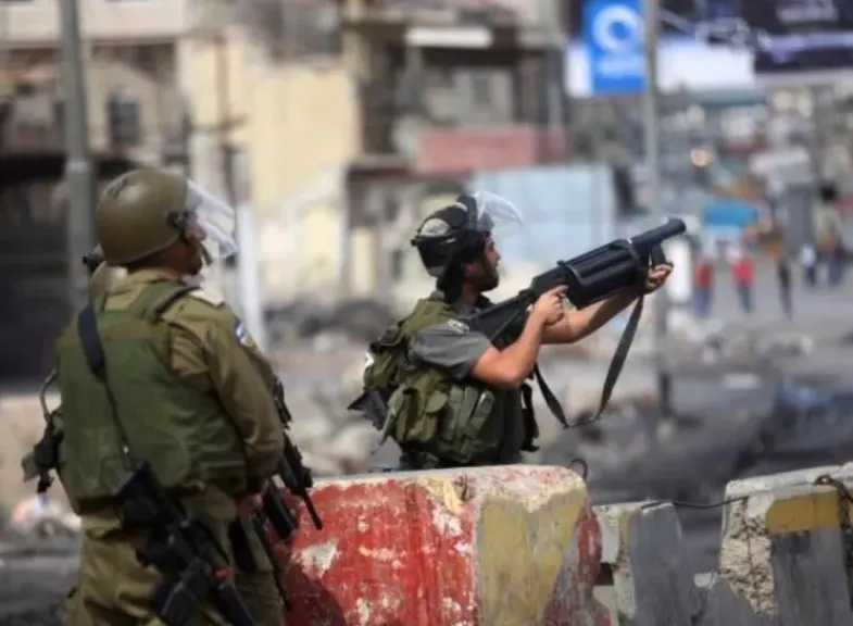 الضفة.. إصابة فلسطينيين بالرصاص خلال هجوم للجيش ومستوطنين على المغير