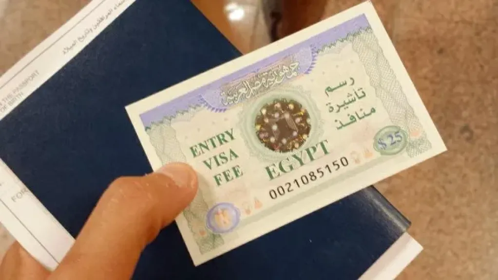 بدء التشغيل التجريبي.. إلغاء ملصقات التأشيرة الورقية واستبدالها بـ QR Code للسائحين
