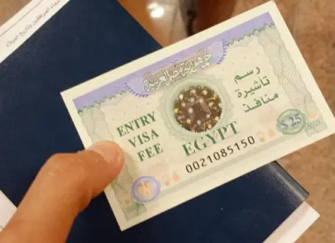 بدء التشغيل التجريبي.. إلغاء ملصقات التأشيرة الورقية واستبدالها بـ QR Code للسائحين