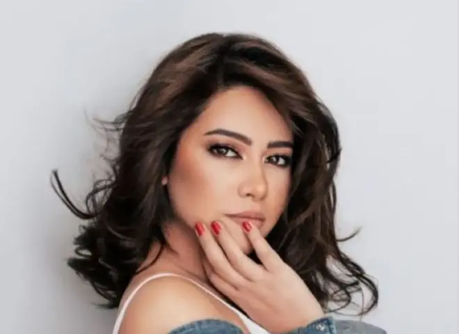 بدون مكياج وعلى أنغام نانسي عجرم.. شيرين عبد الوهاب تخطف الأنظار بفيديو عفوي مع ابنتها| فيديو