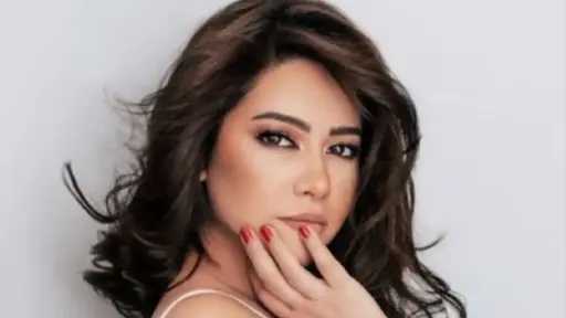 بدون مكياج وعلى أنغام نانسي عجرم.. شيرين عبد الوهاب تخطف الأنظار بفيديو عفوي مع ابنتها| فيديو
