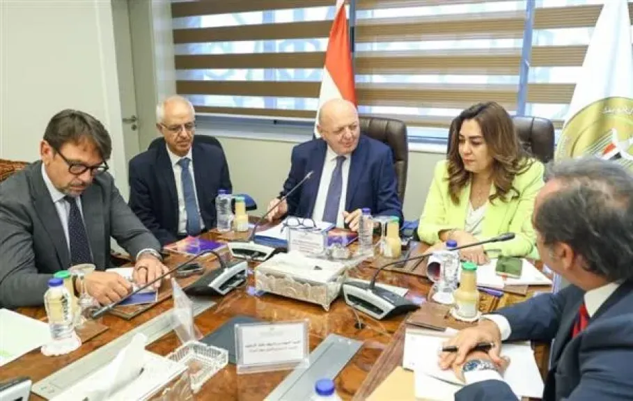وزيرة التنمية المحلية والبيئة تبحث مع وزير البيئة والطاقة الإيطالي سبل تعزيز التعاون المشترك