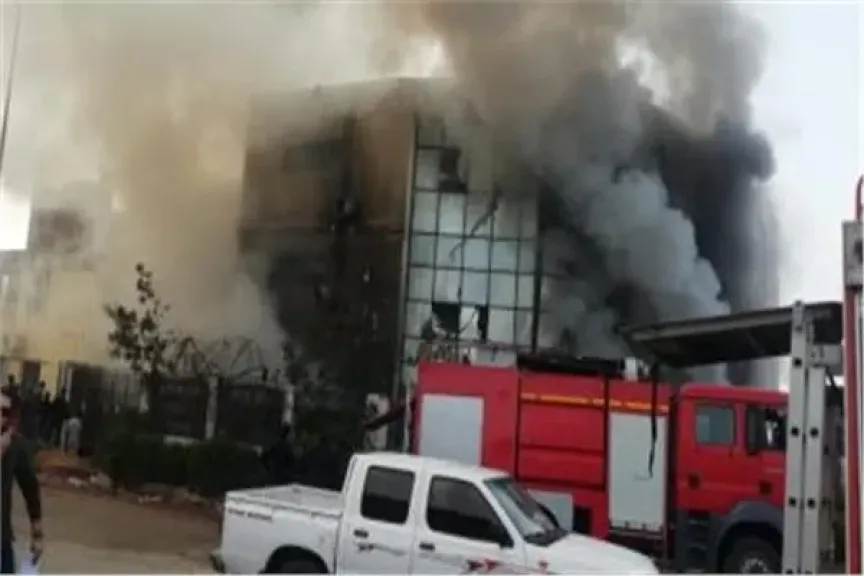 السيطرة على حريق هائل داخل مصنع كرتون بالعبور.. النيران امتدت لمصنع ملابس مجاور