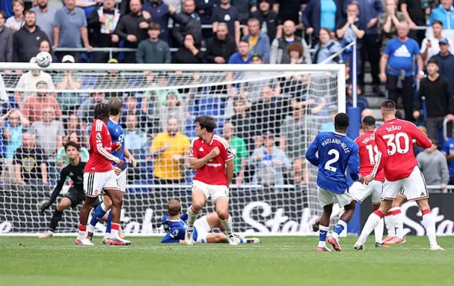 إيفرتون يقتنص تعادلًا مثيرًا أمام مانشستر يونايتد في الدوري الإنجليزي