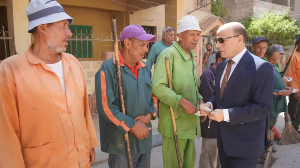 محافظ الغربية يلتقي عمال النظافة في شوارع المحلة ويكرمهم
