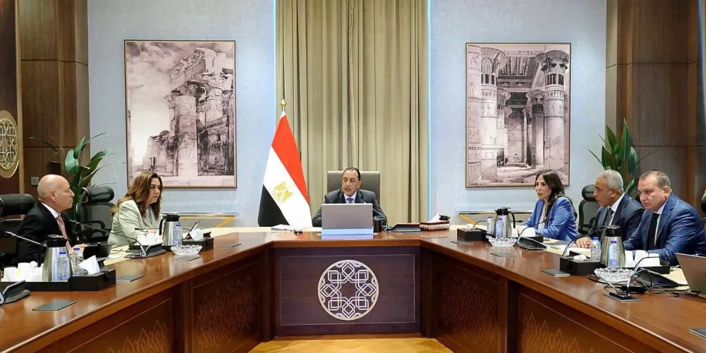 مدبولي يكلف بالبدء بتشجير الطريق الدائري وعدد من المحاور والطرق الرئيسية والاستعانة بالاستشاريين المتخصصين