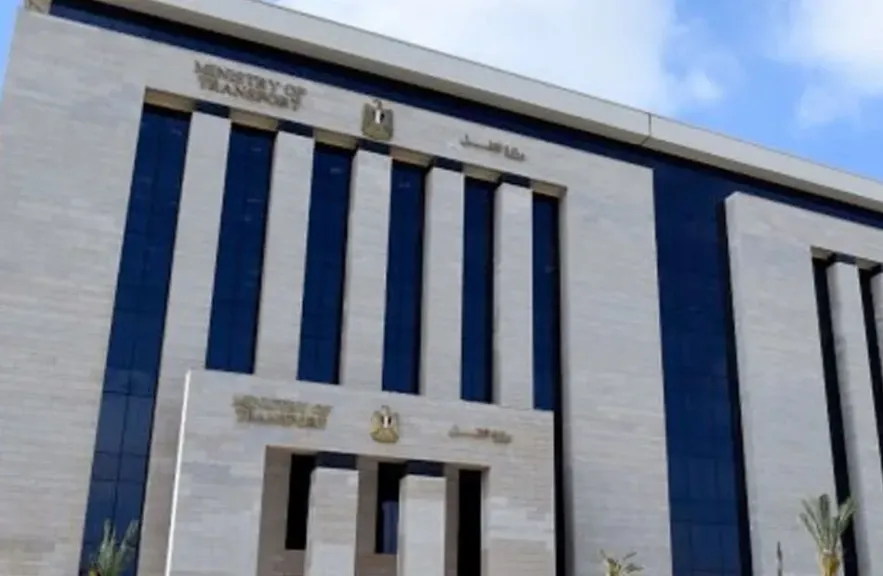 النقل: تنسيق مع وزارة الداخلية لضبط الشاب صاحب فيديو تحطيم مرايات قطار مطروح