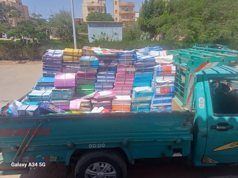 انتظام توزيع الكتب المدرسية بالمدارس.. والتعليم تشدد على تسليمها للطلاب أول أيام الدراسة