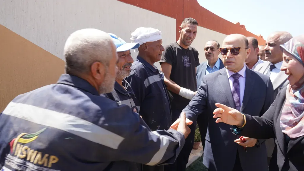 «إحنا مقدرين تعبكم».. حديث من القلب بين محافظ الغربية وعمال النظافة في شوارع قطور