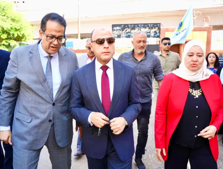 محافظ الغربية يتفقد انتظام الدراسة وحضور الطلاب مع انطلاق أول أيام العام الدراسي