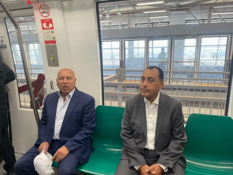 رئيس الوزراء يستقل مونوريل غرب النيل ويتفقد مركز التحكم وورش الصيانة