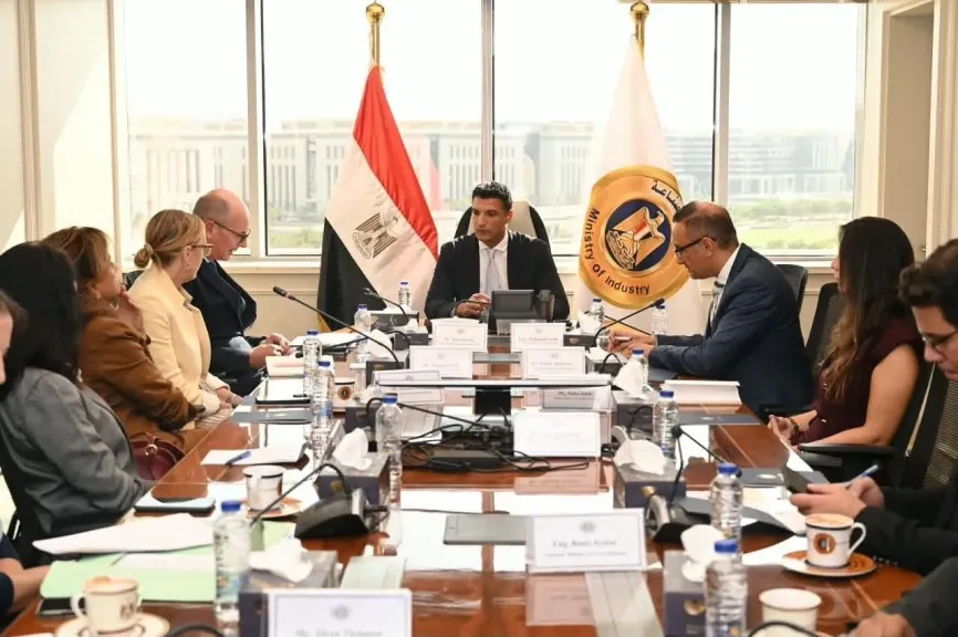 وزير الصناعة يبحث مع وفد البنك الأوروبي لإعادة الإعمار والتنمية مشروعات البنك في مصر