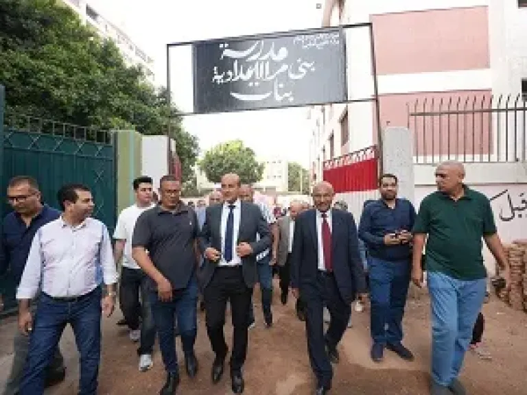محافظ أسيوط يحضر طابور الصباح ويشارك طلاب بني مر تحية العلم في أول أيام الدراسة