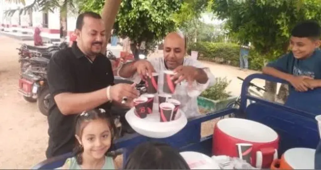 أهالى قرية برقطا بالقليوبية يوزعون الشربات احتفالا باليوم الأول للعام الدراسي الجديد