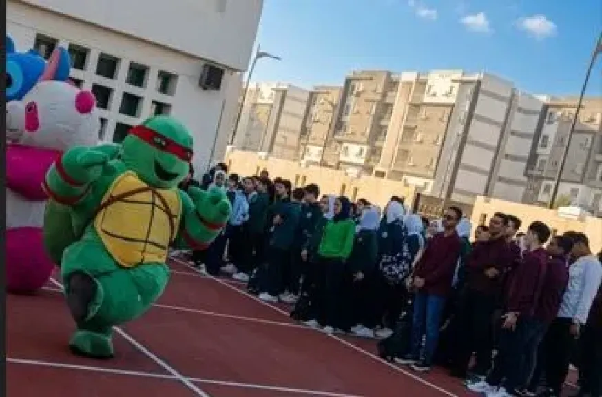 «سلاحف النينجا» في استقبال الطلاب بأول طابور في مدرسة جديدة بالمنصورة الجديدة