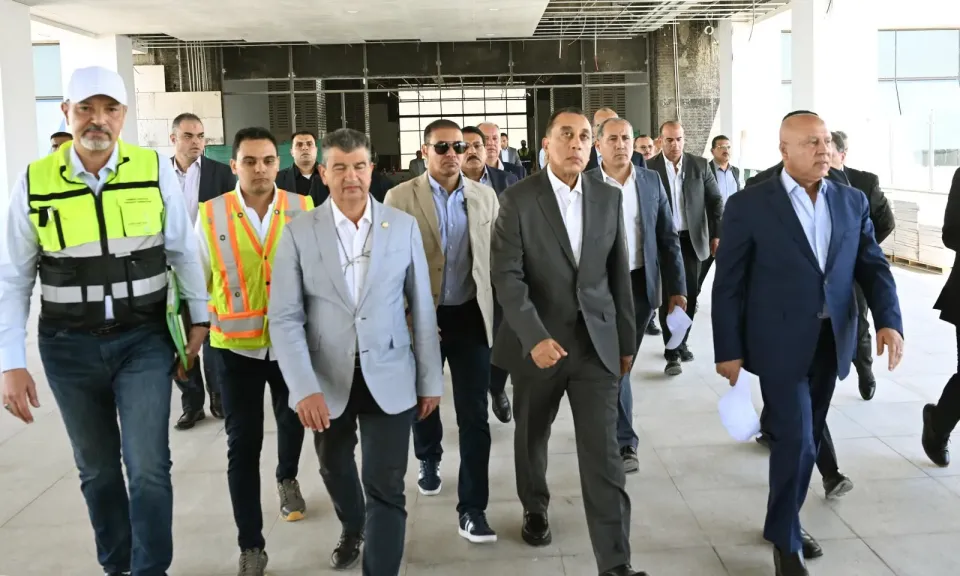 مدبولي يتفقد القطار الكهربائي السريع.. 660 كم طول خط «السخنة ـ العلمين ـ مطروح» و21 محطة