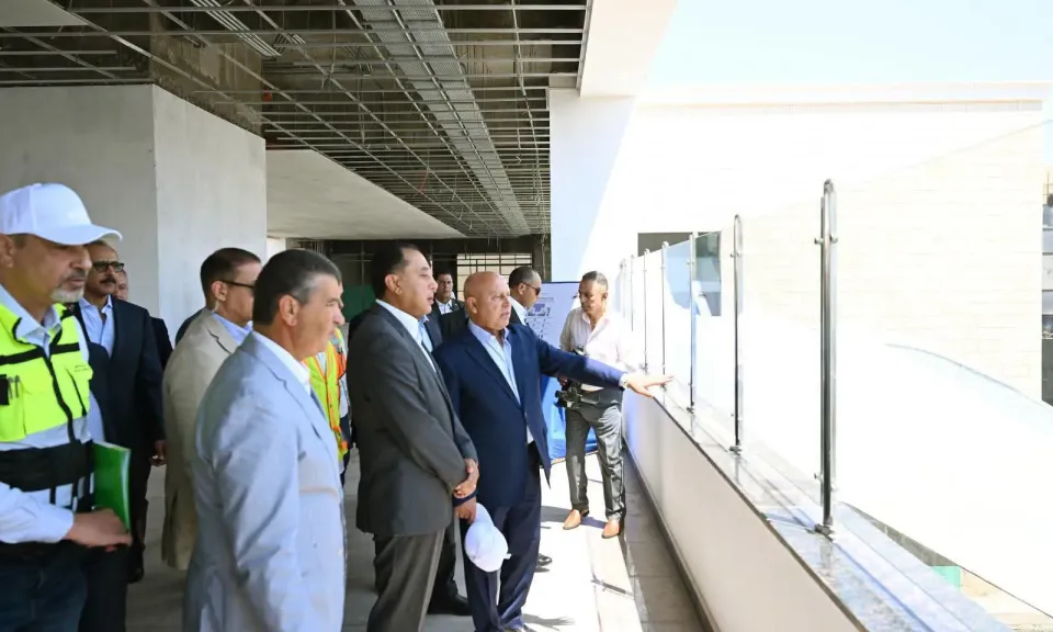 رئيس الوزراء يتفقد مشروع الخط الأول من شبكة القطار الكهربائي السريع «السخنة – العلمين – مطروح»