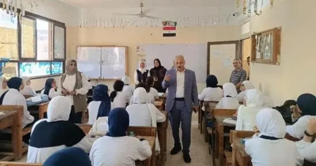 وكيل التعليم بالمنيا يتفقد عددا من المدارس لمتابعة انتظام الدراسة وتسليم الكتب