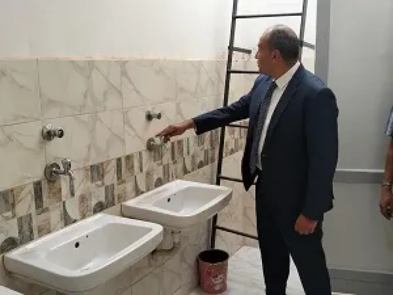 رئيس مدينة مرسى مطروح يقدم حلولا عاجلة لإنهاء مشاكل المرافق العامة بمدارس قرى غرب
