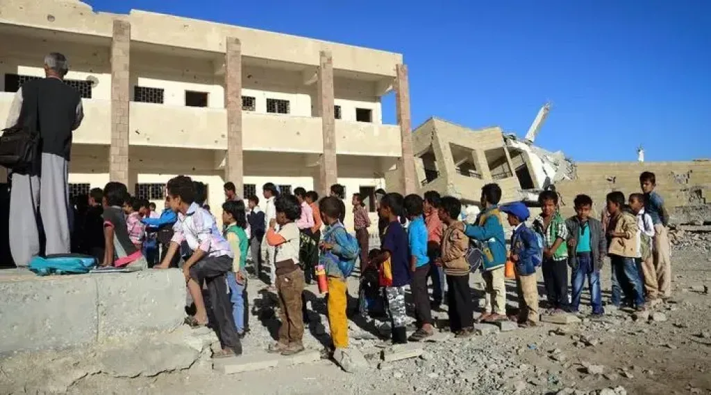 اليمن.. قصف حوثي يعطل منفذا حيويا ويعلق الدراسة في مدارس بتعز