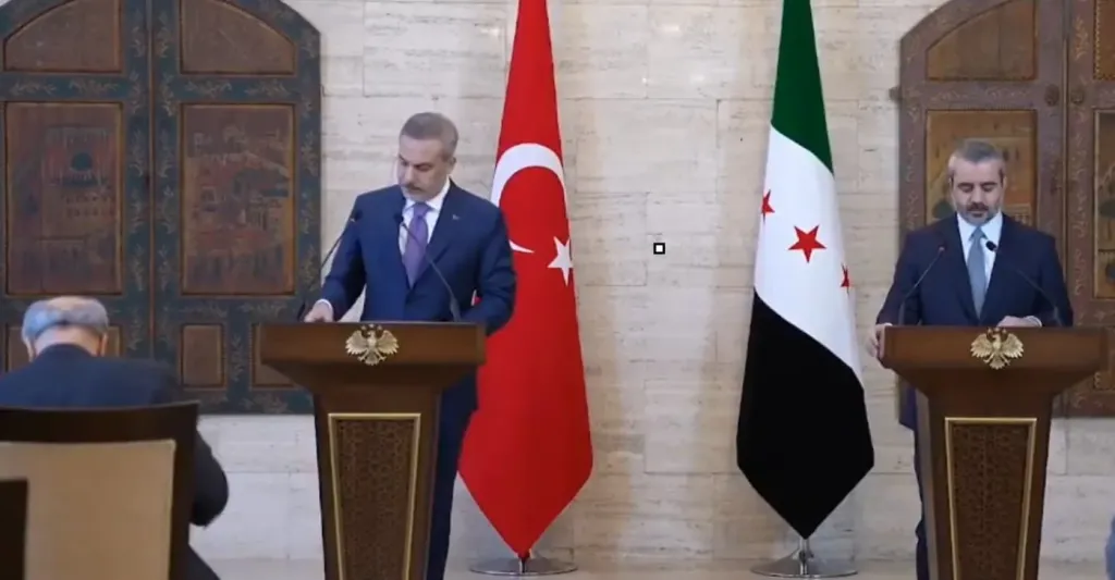 وزير الخارجية التركي: إسرائيل تدعم داعش من خلال استهداف سوريا