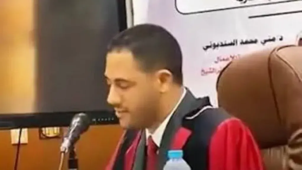 «فقدنا أبانا فألقينا عليك همومنا».. باحث يشكر شقيقه الأكبر خلال مناقشة الماجستير