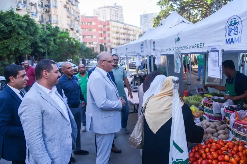 من المنتج للمستهلك .. محافظ الإسكندرية يتفقد سوق اليوم الواحد للمزارعين بمنطقة زيزينيا بنطاق حى شرق.