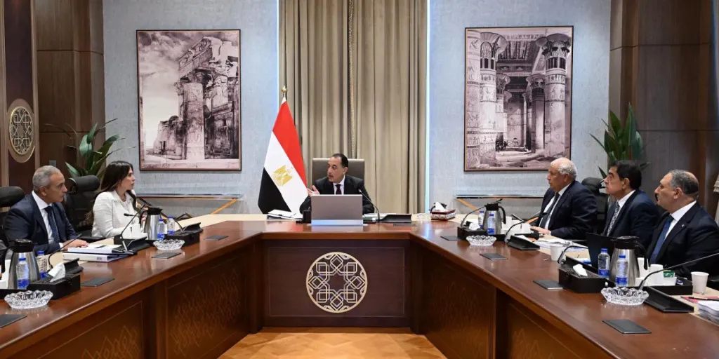رئيس الوزراء يتابع جهود تنمية وتطوير الساحل الشمالي الغربي