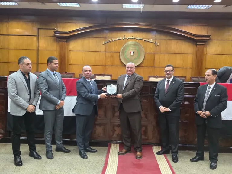 رئيس محكمة جنوب القاهرة يكرم نقيب العاملين بالنيابات والمحاكم بحضور نقيب المحامين
