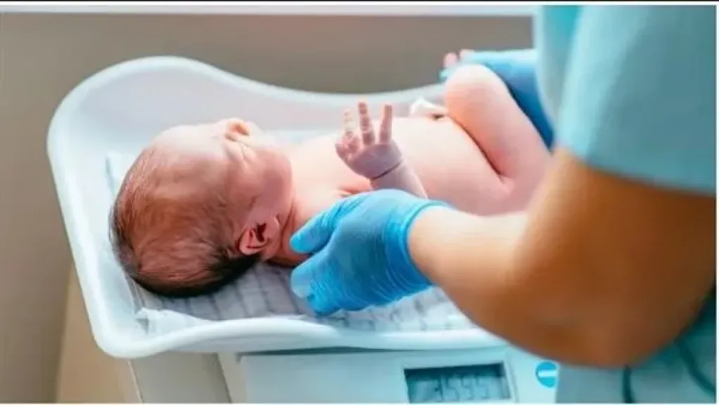 الصحة تحذر: انخفاض وزن المولود يزيد خطر التقزم واضطرابات النمو