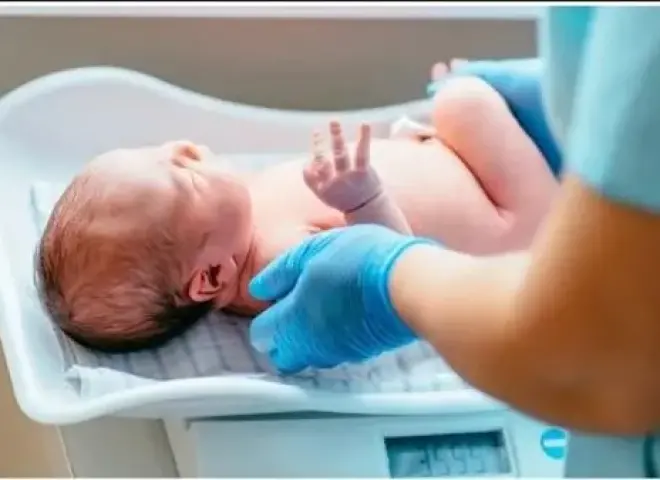 الصحة تحذر: انخفاض وزن المولود يزيد خطر التقزم واضطرابات النمو