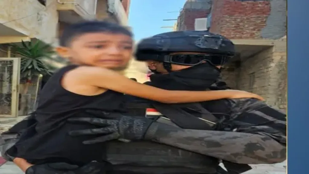 مصرع عنصر جنائي شديد الخطورة في تبادل إطلاق نار مع الشرطة بمطروح.. وتحرير أسرته