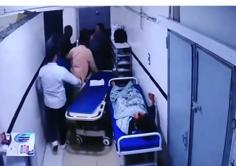 بسبب تكلفة العملية.. حبس أسرة مريض لاتهامهم بالاعتداء على طاقم طبي داخل مستشفى بالمحلةل