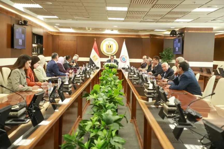 وزير الصحة يناقش استراتيجية توسيع قاعدة المتبرعين بالكلى من الأحياء مع اللجنة الاستشارية العليا لزراعة الأعضاء