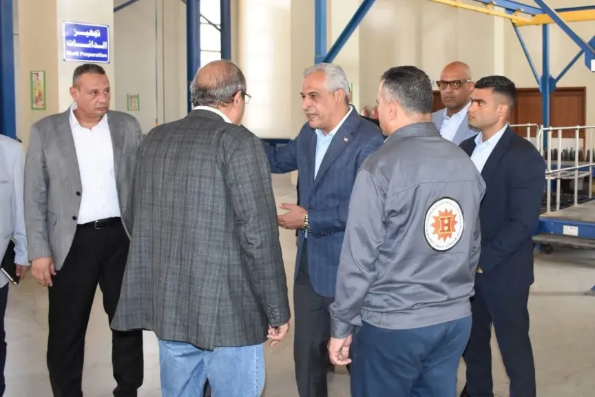 وزير الدولة للإنتاج الحربي يتفقد خطوط الإنتاج بشركة هليوبوليس للصناعات الكيماوية