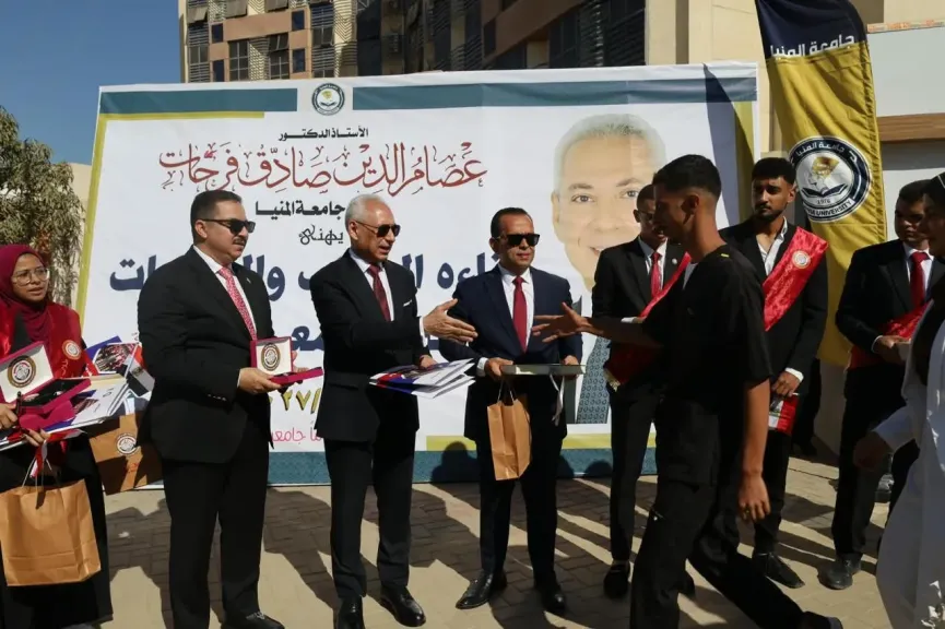 رئيس جامعة المنيا يستقبل الطلاب بالهدايا .. ويؤكد: اليوبيل الذهبي نقطة انطلاق نحو جامعة أكثر تطورًا