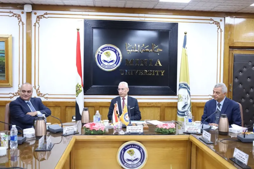 رئيس جامعة المنيا يستقبل نائب وزير المالية لمناقشة التجربة المالية للجامعة وتعظيم مواردها وأصولها