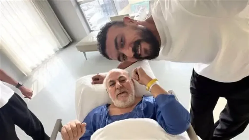 نقل والد أحمد العوضي إلى المستشفى بعد تعرضه لأزمة صحية