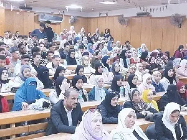 «اعرف قسمك.. مستقبلك يبدأ من هنا».. لقاء تعريفي للطلاب الجدد بكلية آداب الفيوم