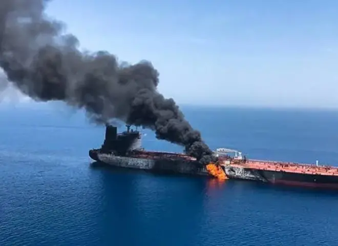 هيئة بريطانية: إصابة فردين من طاقم ناقلة نفط استُهدفت بمضيق هرمز
