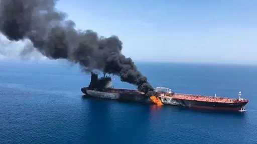 هيئة بريطانية: إصابة فردين من طاقم ناقلة نفط استُهدفت بمضيق هرمز