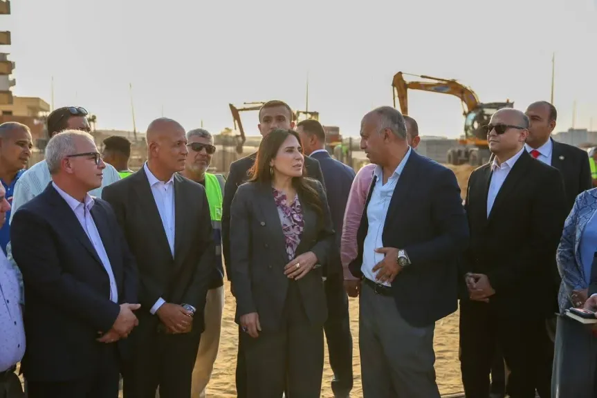 وزيرة الإسكان تتفقد أعمال تطوير الحي المتميز وموقف تنفيذ رافع مياه لري المسطحات الخضراء