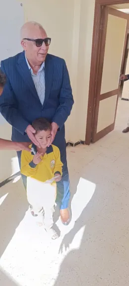 محافظ مطروح يتفقد مدرسة أبو مرزوق ببراني في جولة مفاجئة لمتابعة انتظام الدراسة ويحفّز الطلاب مع بداية العام الدراسي