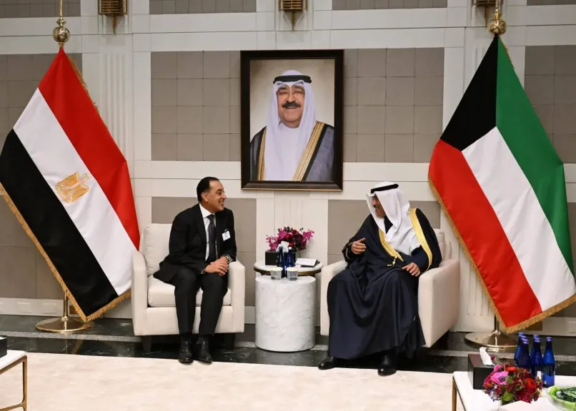 ولي عهد الكويت يستقبل رئيس الوزراء لبحث أوجه التعاون والتنسيق المشترك بين البلدين