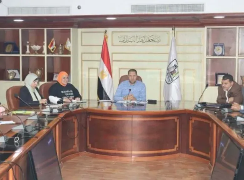 سكرتير عام بني سويف يتابع سير العمل في ملف التصالح على بعض مخالفات البناء