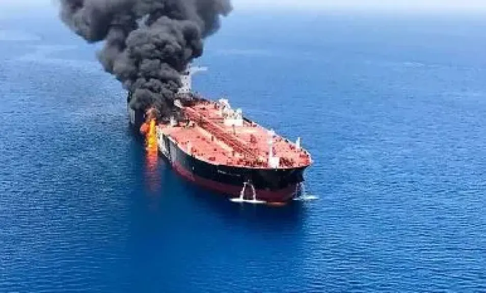 هيئة بريطانية: اندلاع النيران في سفينة شحن بعد تعرضها لهجوم في مضيق هرمز