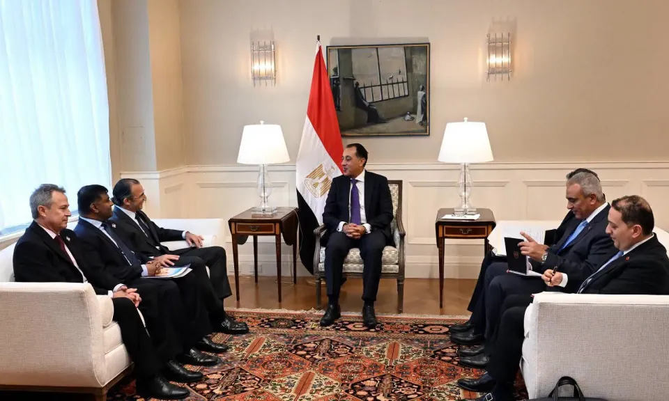 رئيس الوزراء يلتقي وفد شركة ”شيفرون” العالمية