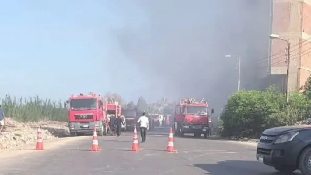 ماس كهربائي يشعل حريقًا داخل مصنع بلاستيك بطنطا.. الدفع بـ8 سيارات إطفاء