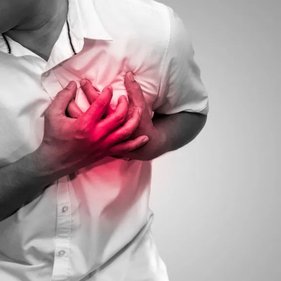 7 علامات تحذيرية للجلطة القلبية.. متى يجب طلب الإسعاف فورًا؟